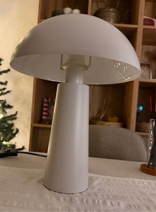 Lámpara de mesa beige