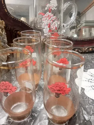 Servizio bicchieri con fiori rossi