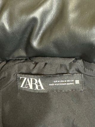 Abrigo acolchado efecto piel negro