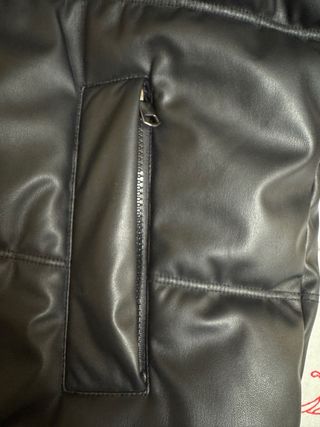 Abrigo acolchado efecto piel negro