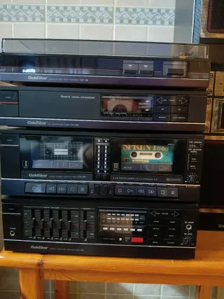 Equipo de música GoldStar vintage con tocadiscos.