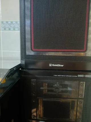 Equipo de música GoldStar vintage con tocadiscos.