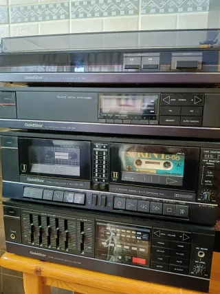 Equipo de música GoldStar vintage con tocadiscos.