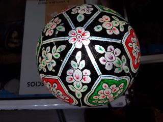 Lámpara artesanal hecha con piel de camello