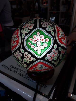 Lámpara artesanal hecha con piel de camello