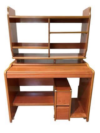 Escritorio madera con estantería y almacenaje.