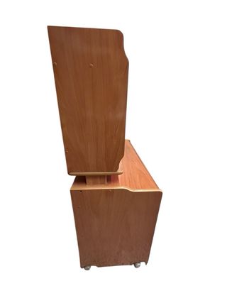 Escritorio madera con estantería y almacenaje.