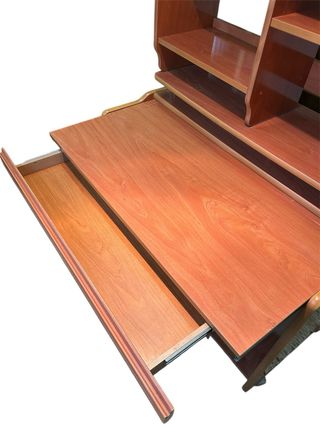 Escritorio madera con estantería y almacenaje.