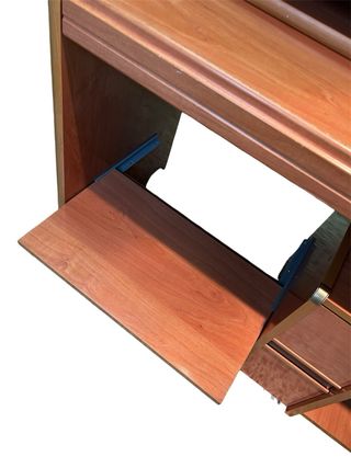 Escritorio madera con estantería y almacenaje.