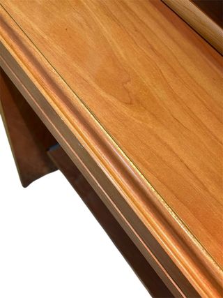 Escritorio madera con estantería y almacenaje.