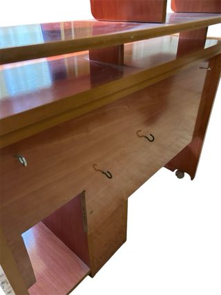 Escritorio madera con estantería y almacenaje.