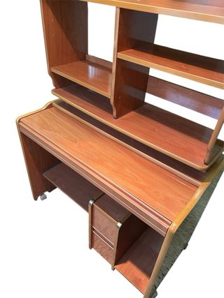 Escritorio madera con estantería y almacenaje.