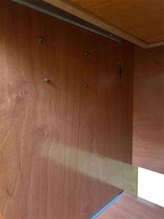 Escritorio madera con estantería y almacenaje.