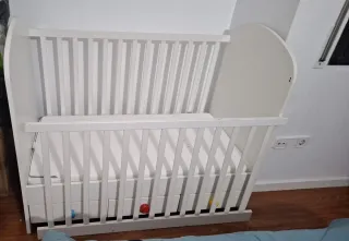 Cuna de bebé blanca con cajones