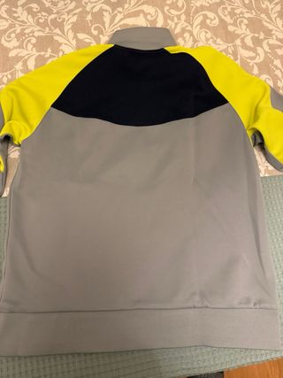 Chaqueta deportiva Nike gris y amarilla