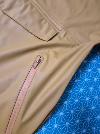 Chaqueta impermeable sellada sin costuras.