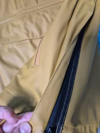 Chaqueta impermeable sellada sin costuras.