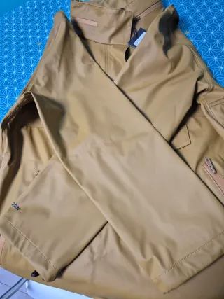Chaqueta impermeable sellada sin costuras.