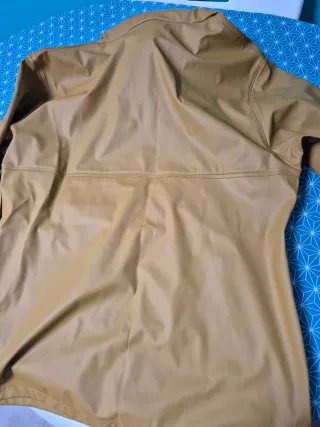 Chaqueta impermeable sellada sin costuras.
