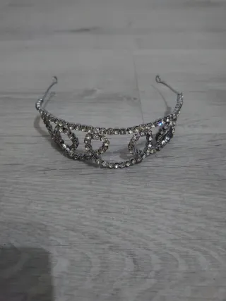 Tiara muy antigua plateada.