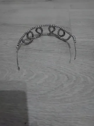 Tiara muy antigua plateada.