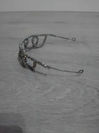 Tiara muy antigua plateada.