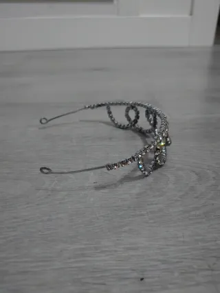 Tiara muy antigua plateada.