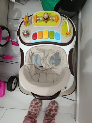 Andador bebé con piano y juguetes