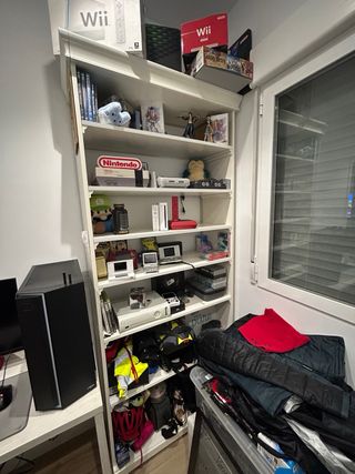 Estantería de madera blanca