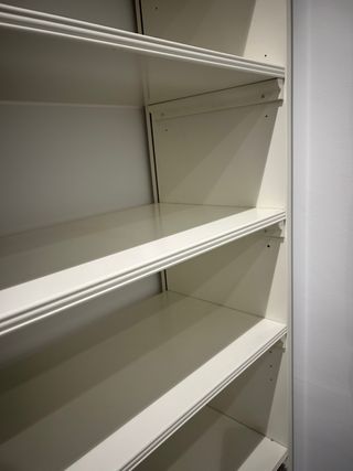 Estantería de madera blanca