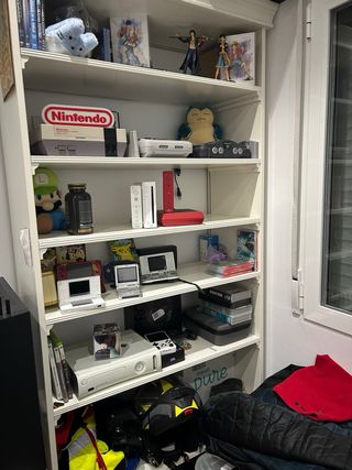 Estantería de madera blanca