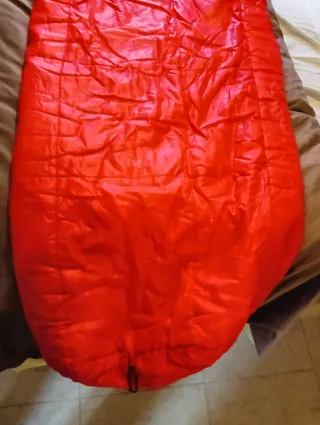 Saco de dormir naranja y azul