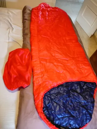 Saco de dormir naranja y azul