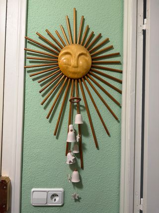 Adorno de sol de madera con campanas
