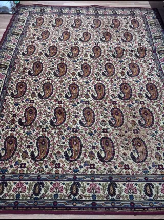 Alfombra de lana con diseño paisley