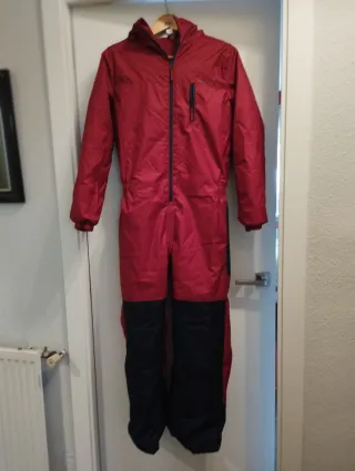 Mono de nieve rojo y negro para niño 14 años.