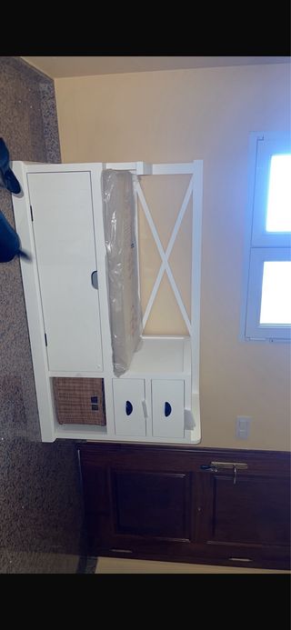 Mueble blanco y marrón con cesta.