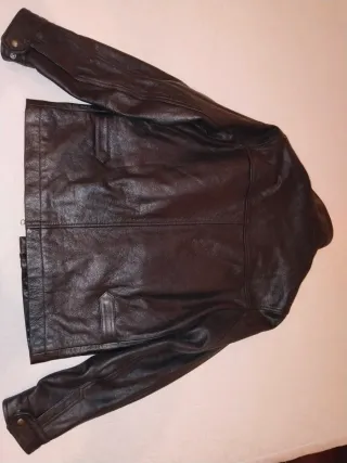 Cazadora de piel negra