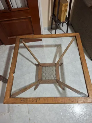 Mesa de centro de madera y cristal hecha a mano.