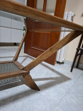 Mesa de centro de madera y cristal hecha a mano.