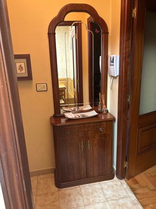 Mueble de entrada de madera con espejo
