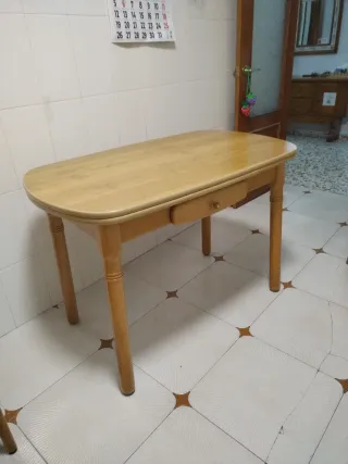 Mesa de cocina de madera ovalada
