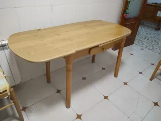 Mesa de cocina de madera ovalada