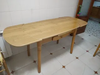 Mesa de cocina de madera ovalada