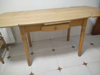 Mesa de cocina de madera ovalada