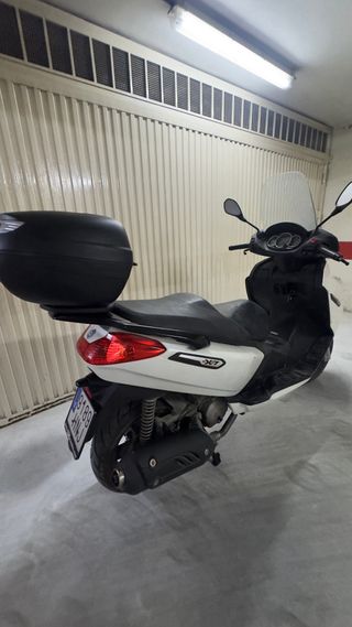 Moto 125cc Blanca con Baúl