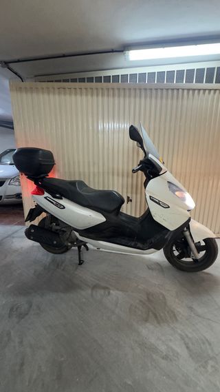 Moto 125cc Blanca con Baúl