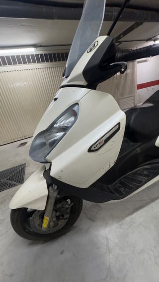 Moto 125cc Blanca con Baúl