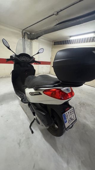 Moto 125cc Blanca con Baúl