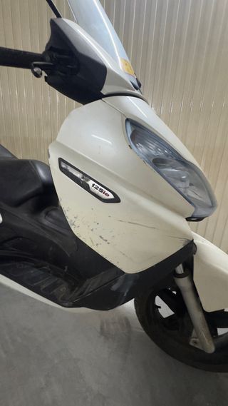 Moto 125cc Blanca con Baúl